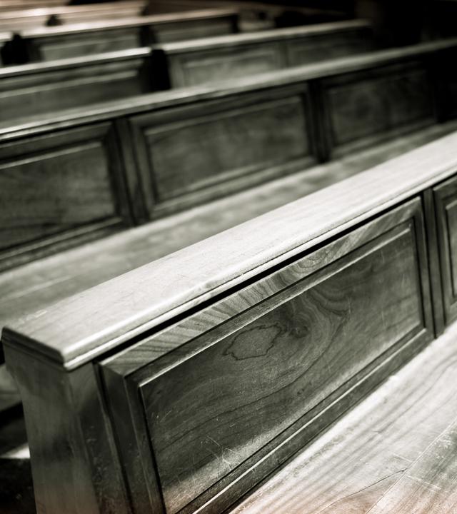 Leere Kirchenbänke