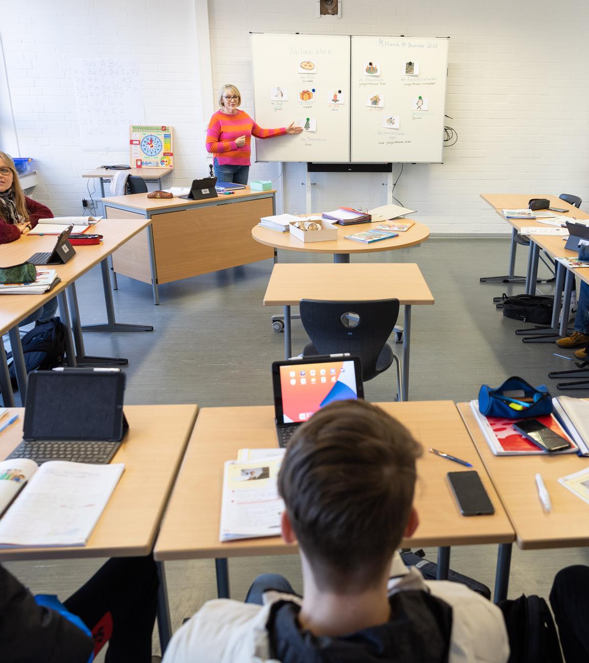 Niedersachsen, Osnabrück: Eine Lehrerin spricht beim Unterricht in einer Sprachlernklasse mit ukrainischen Schülern.
