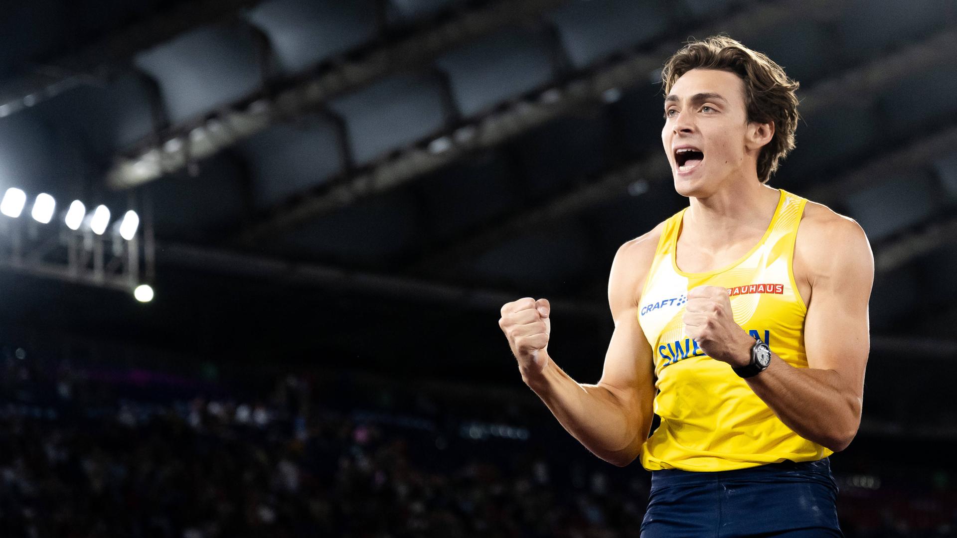 Armand Duplantis feiert seinen Sieg beim Stabhochsprung.