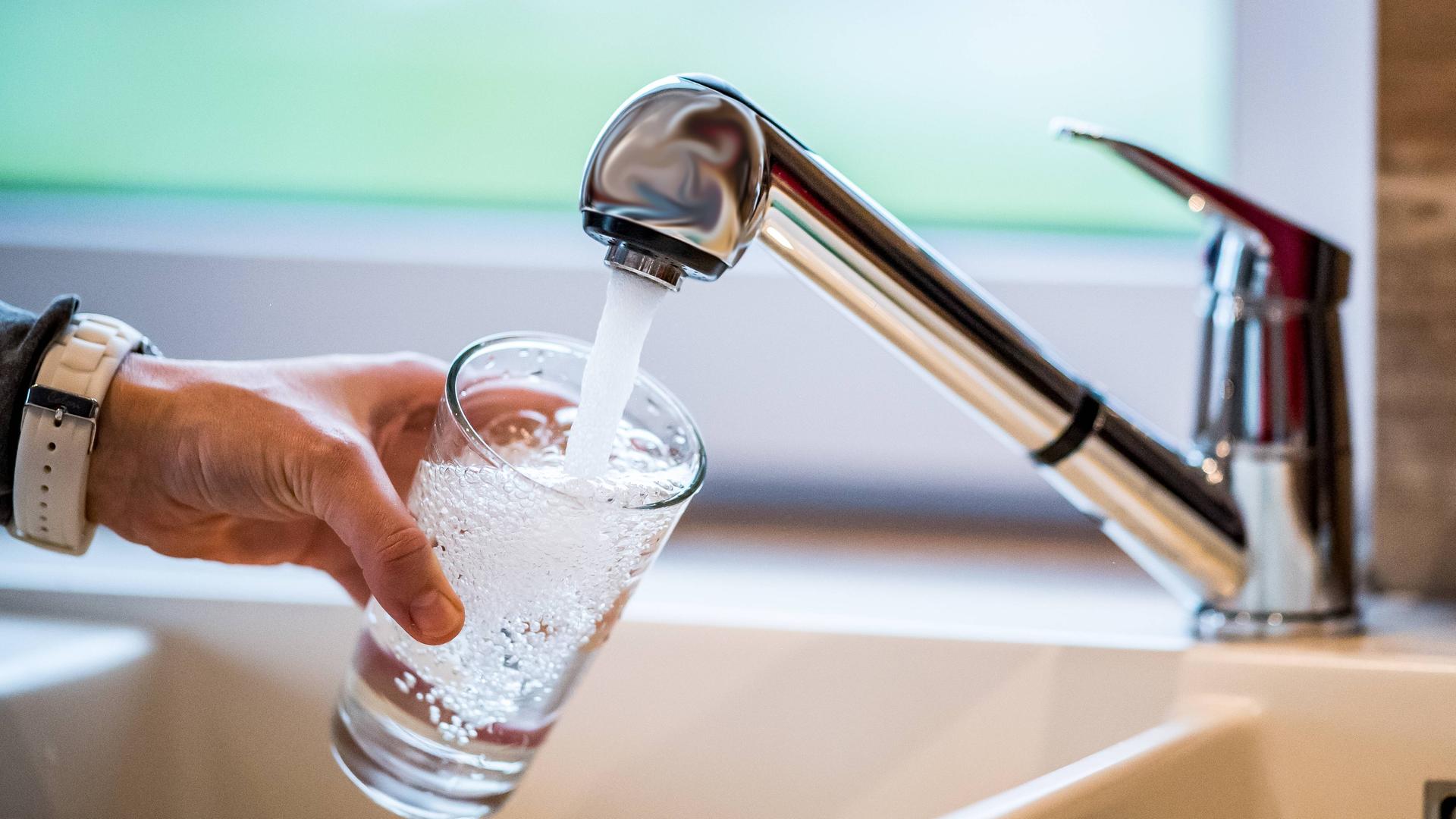 Leitungswasser wird ins Glas gefüllt 