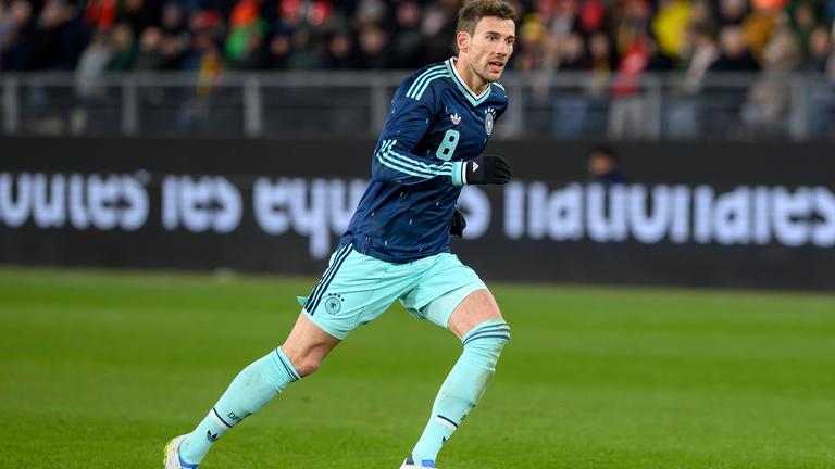 Leon Goretzka im Trikot der Nationalmannschaft beim Spiel Deutschland - Schweiz. 