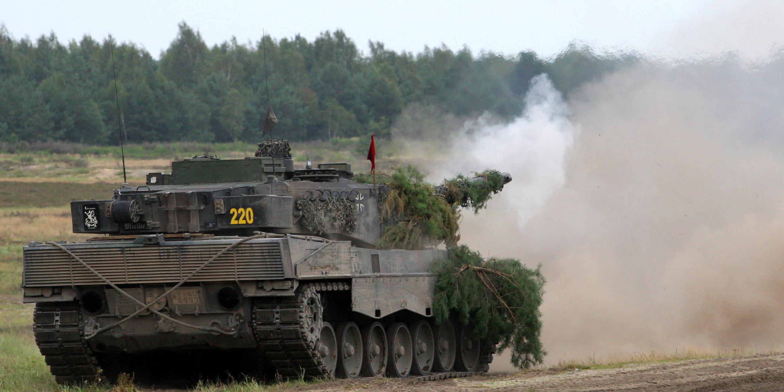 die besatzung eines kampfpanzers vom typ leopard 2 a6 trainiert auf dem truppenuebungsplatz oberlausitz in weisskeissel das gefechtschiessen mit scharfer munition