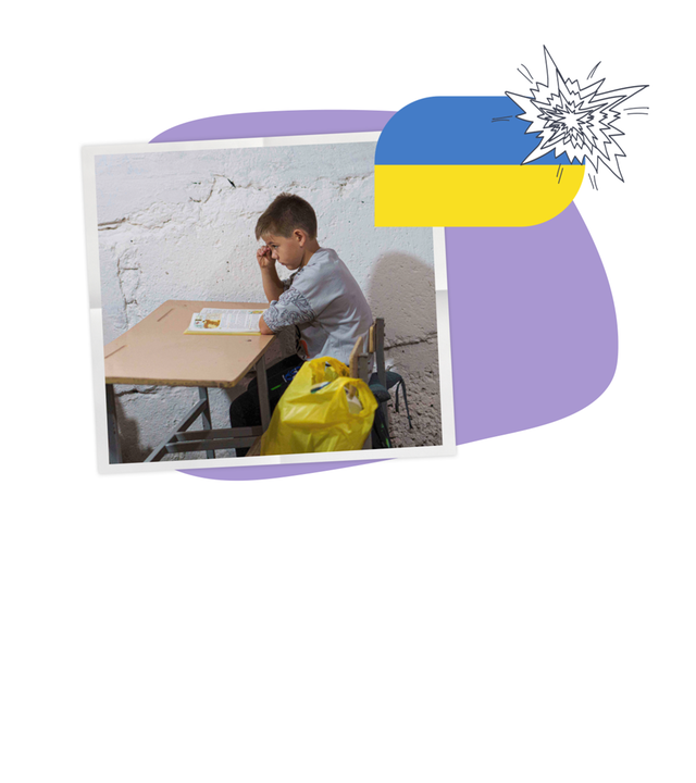 Ein Kind sitzt verzweifelt auf einer Schulbank, daneben ist eine Ukraine-Flagge und eine Explosion abgebildet