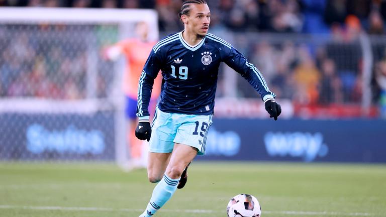 Leroy Sané im Nationaltrikot auf dem Platz beim Spiel Deutschland - Schweiz. 
