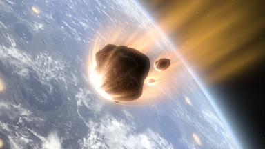 Asteroid und kleinere Begleitkörper rasen auf die Erde zu. Auf der Erdoberfläche sind bereits Einschläge sichtbar.