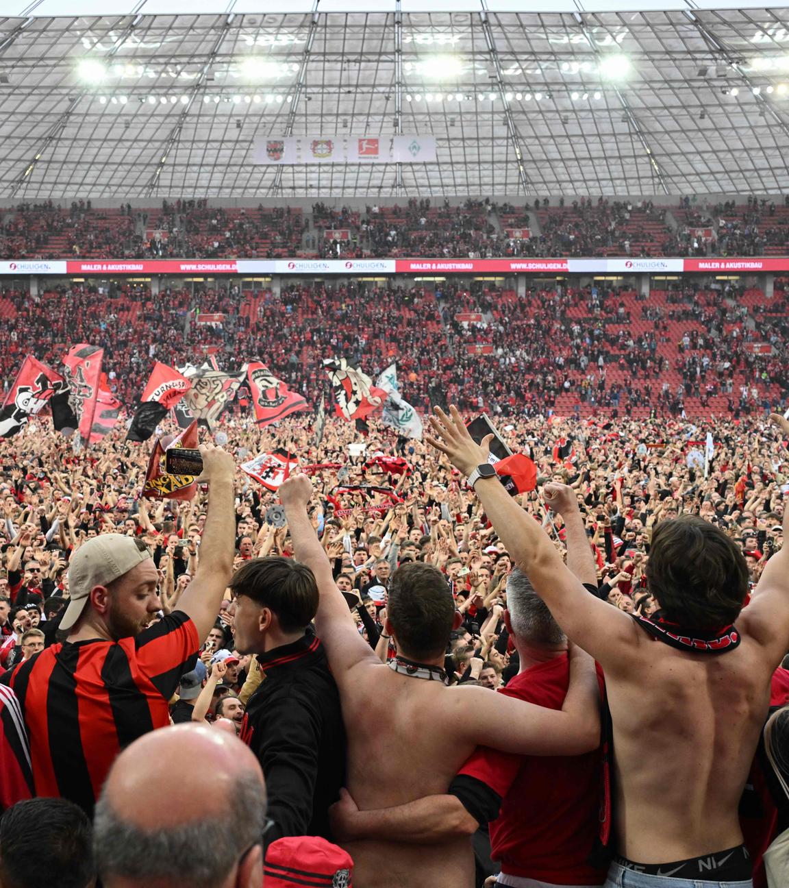 Leverkusen Fans stürmen den Platz am 14.04.24.