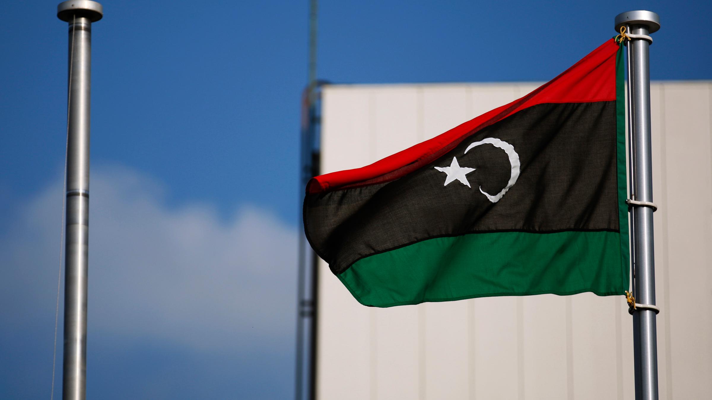 Die Flagge von Libyen wehgt an einem Fahnenmast im Wind
