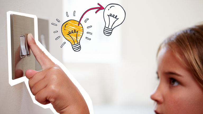 Lichtschalter wird angemacht von Mädchen Detail