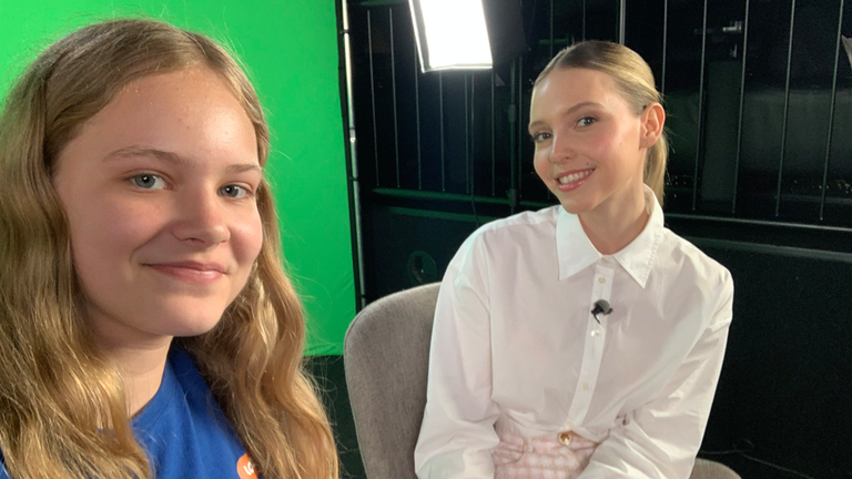 Kinderreporterin Polina mit Lina Larissa Strahl als Selfie