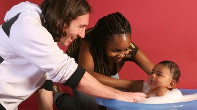 Lionel Messi (l.), Sheila Ebana (Mutter), und Lamine Yamal (Baby), aufgenommen am 31.10.2007