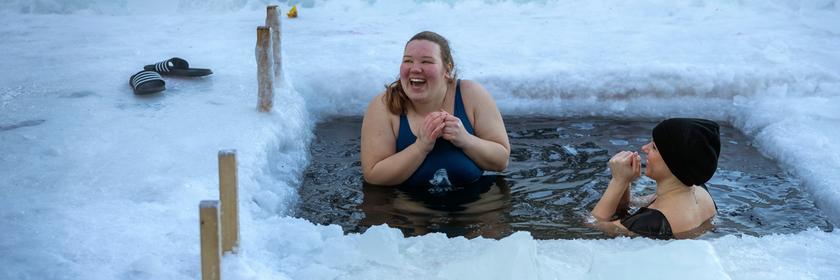 Frauen baden in einem Eisloch in einem See in der Nähe von Vilnius bei Temperaturen von -27 Grad Celsius.