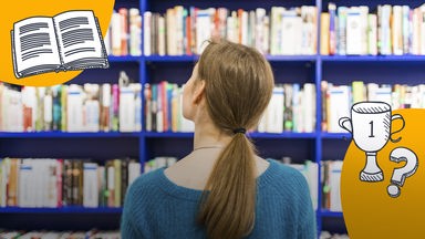 Bücherregal eine Frau steht davor