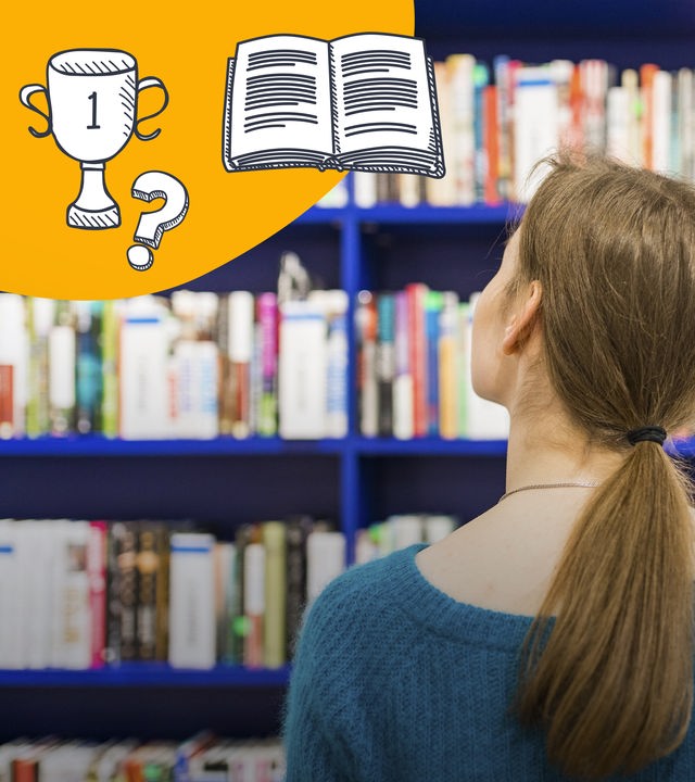 Bücherregal eine Frau steht davor