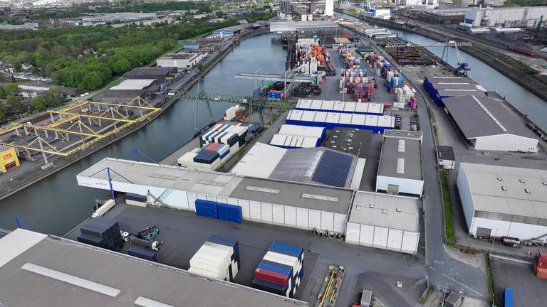 Logitstik, Gebäude und ein Hafen. 