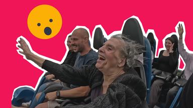 Oma sitzt in Achterbahn und lacht, darüber erschrockenes Emoji