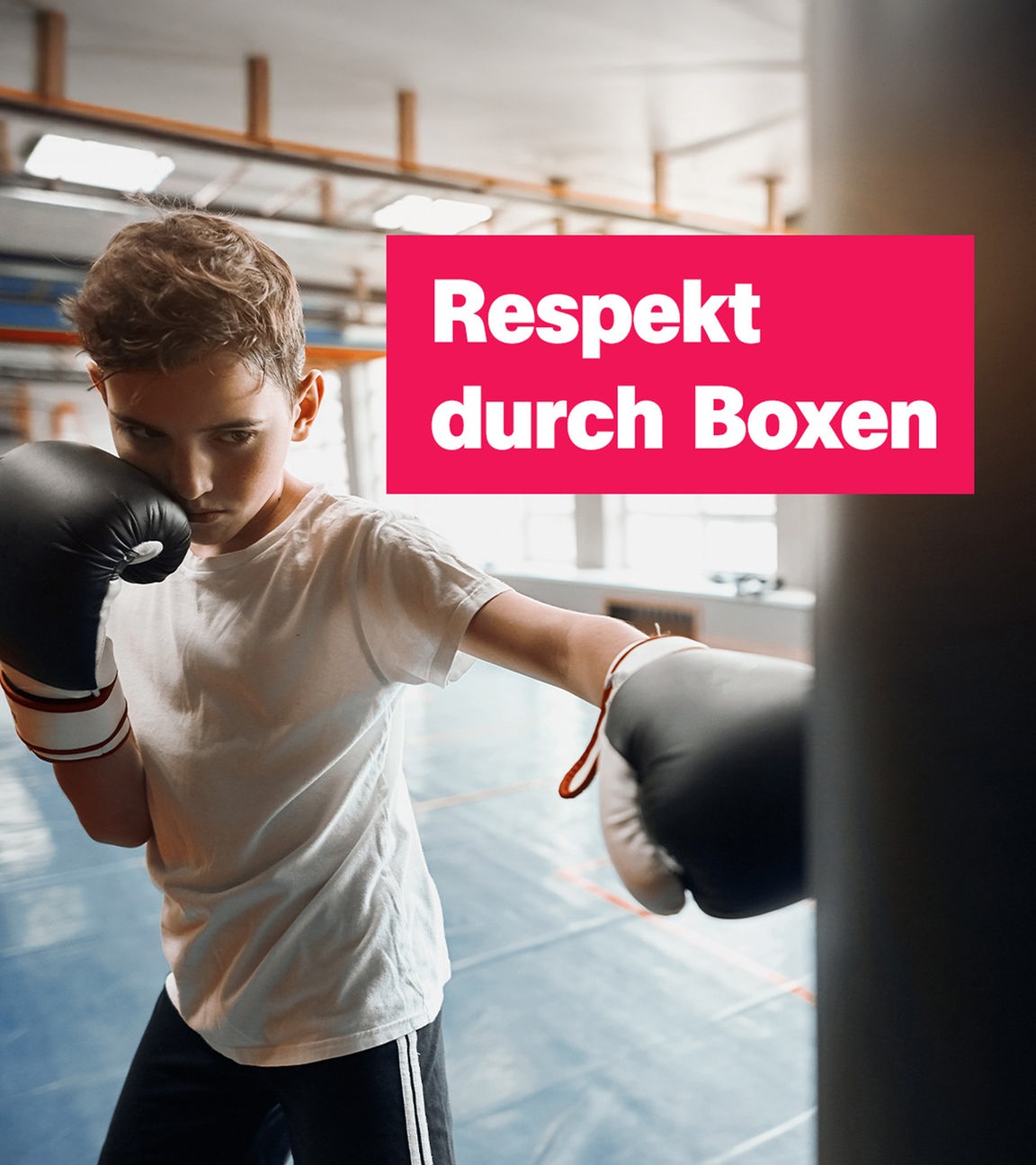Ein Junge mit Boxhandschuhen beim Boxen, daneben steht: Respekt durch Boxen