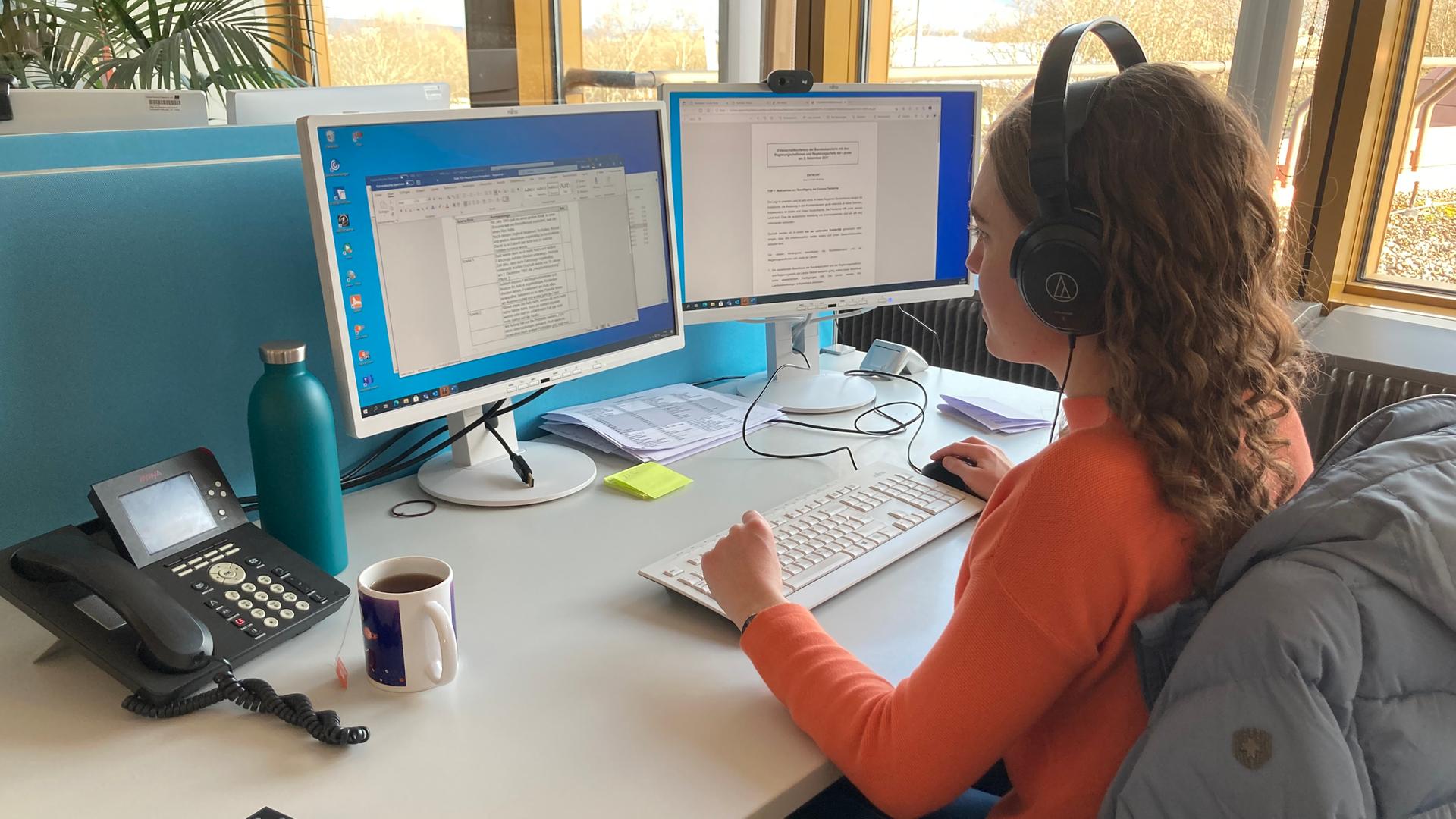 logo!-Autorin Lotte tüftelt an ihrem Text.