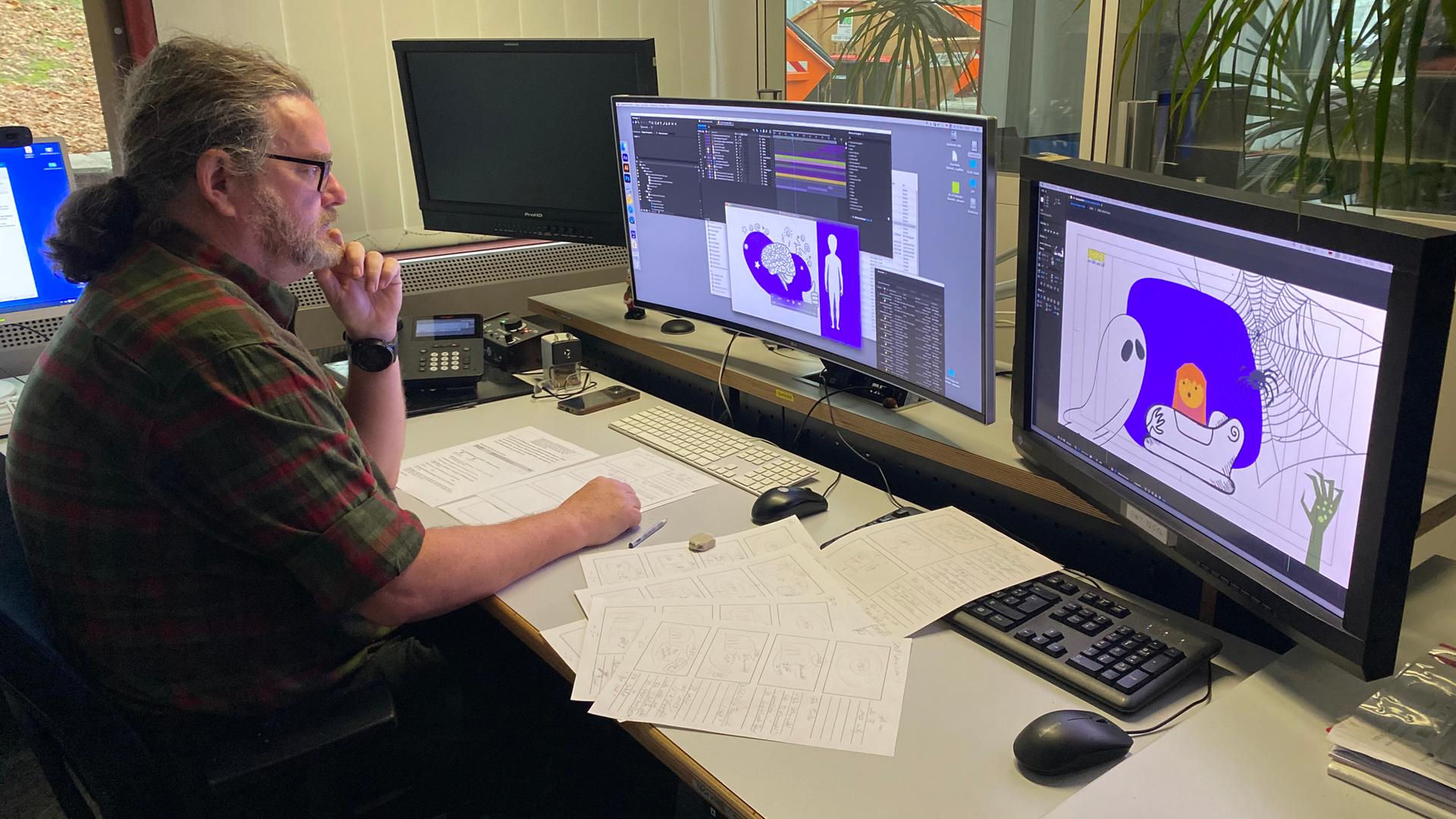 Ein Grafikredakteur der logo!-Redaktion bei der Arbeit