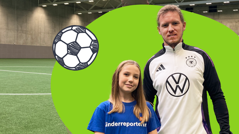 logo!-Kinderreporterin Daliah steht mit Julian Nagelsmann in einer Sporthalle mit grünem Kunstrasen.