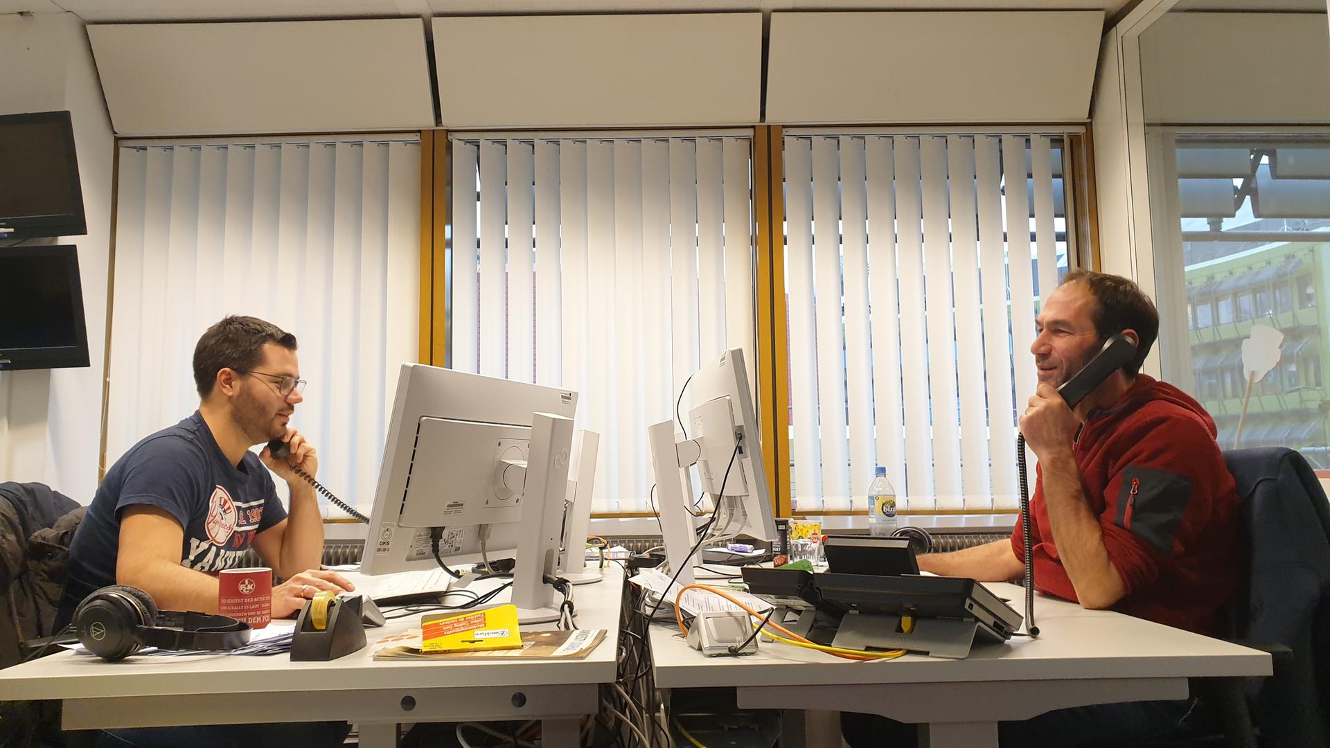 Zwei Redakteure in der logo!-Planung