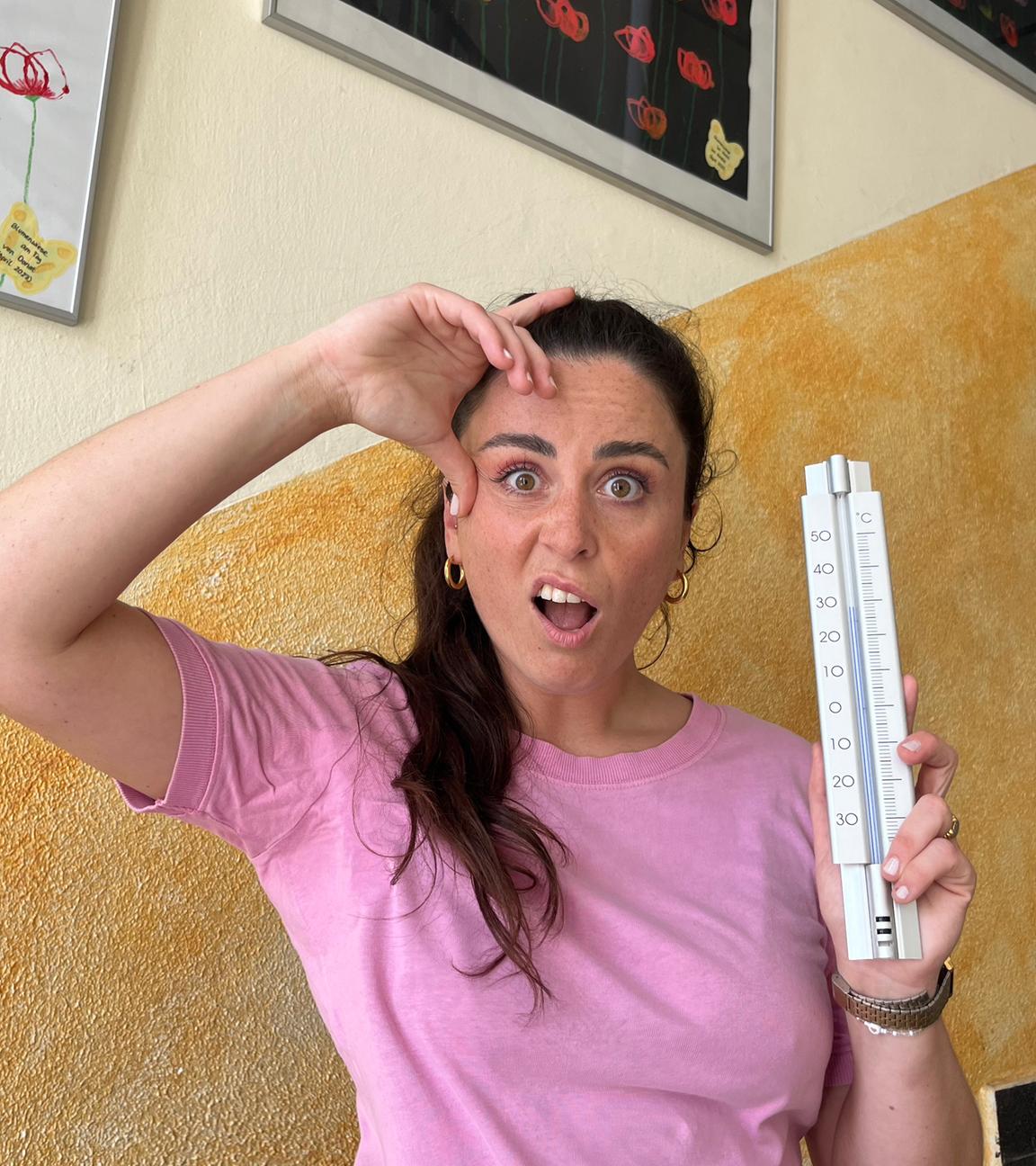 logo!-Reporterin bei Hitze an Schule 