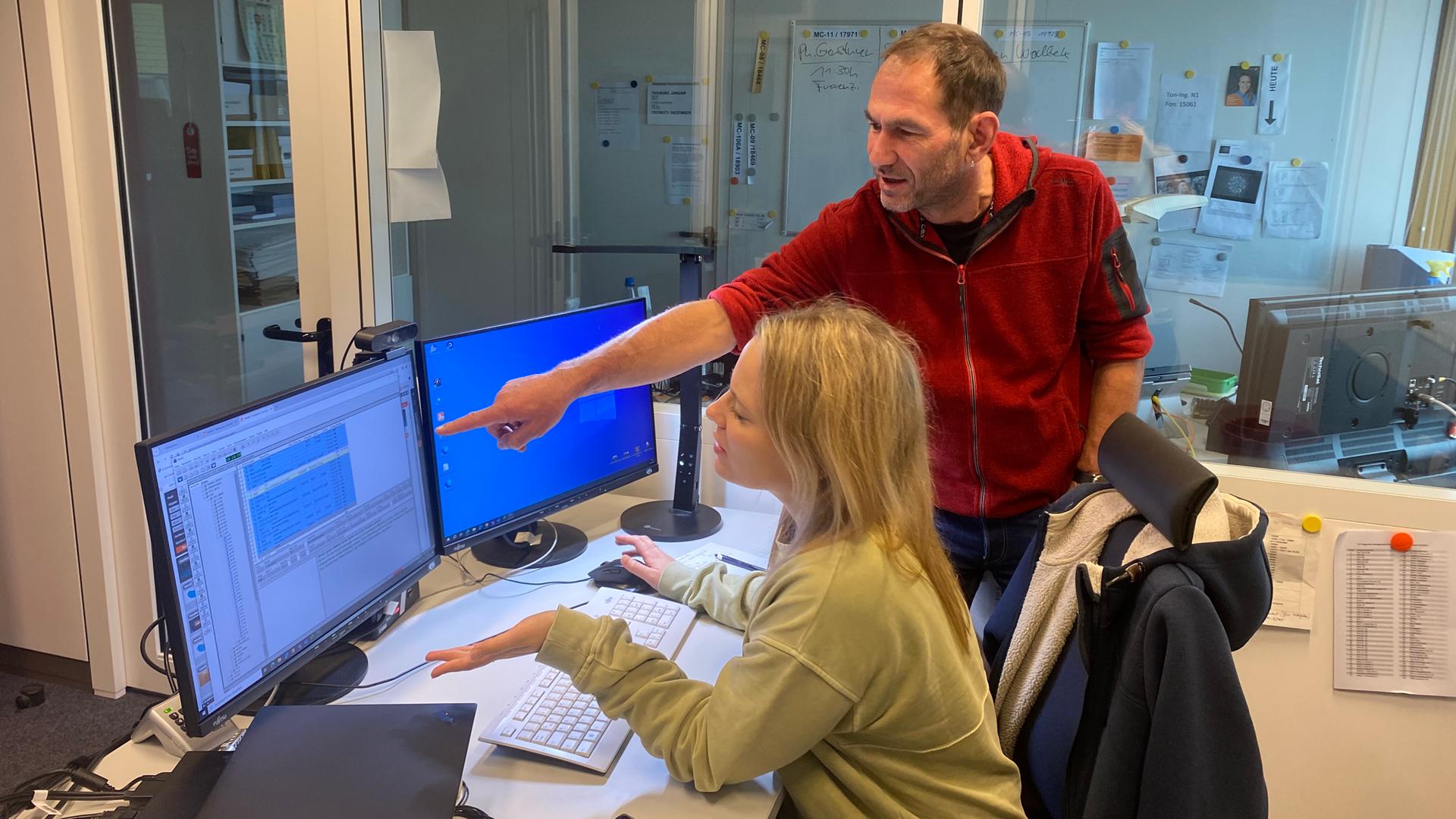 Die Schlussredakteurin nimmt einen Beitrag ab