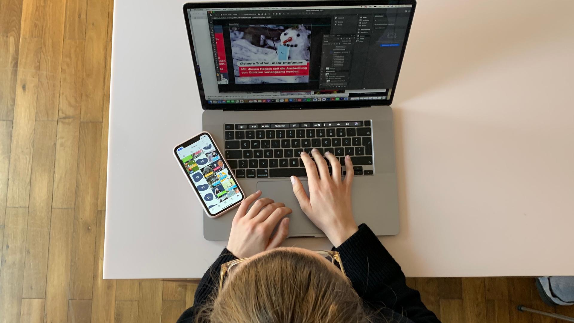Eine Socialmedia-Redakteurin von logo! bei der Arbeit.