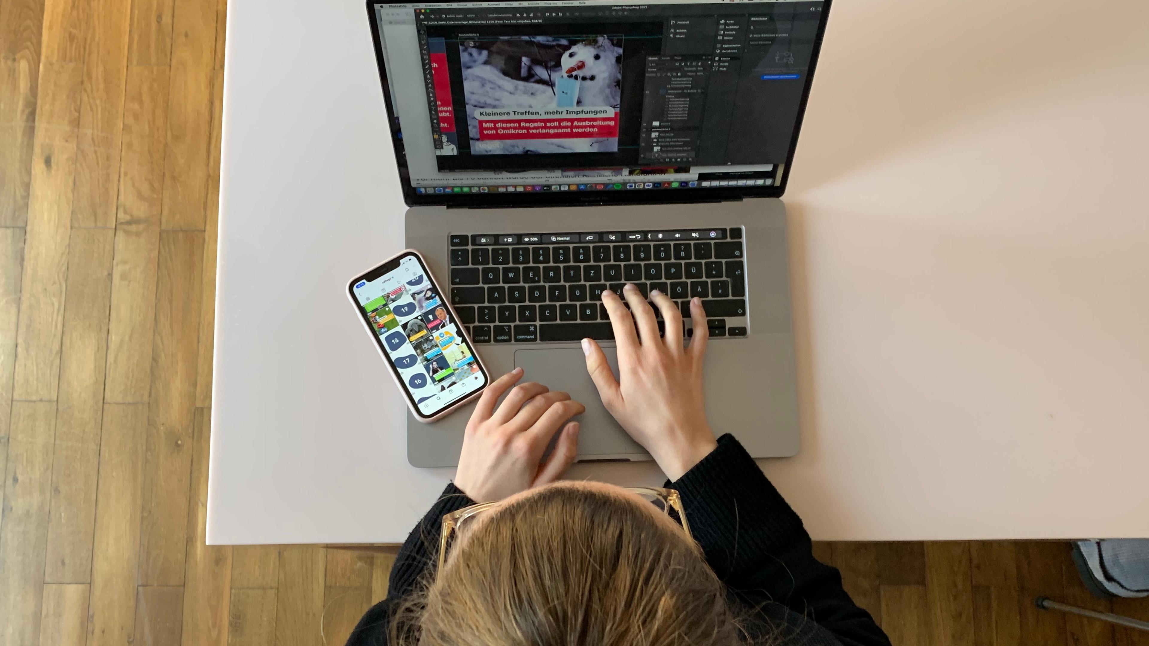 Eine Socialmedia-Redakteurin von logo! bei der Arbeit.