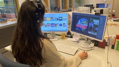 Eine Socialmedia-Redakteurin von logo! bei der Arbeit.