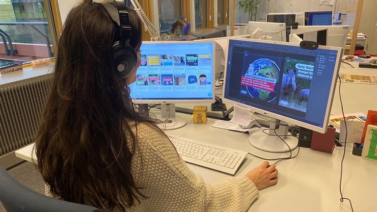 Eine Socialmedia-Redakteurin von logo! bei der Arbeit.