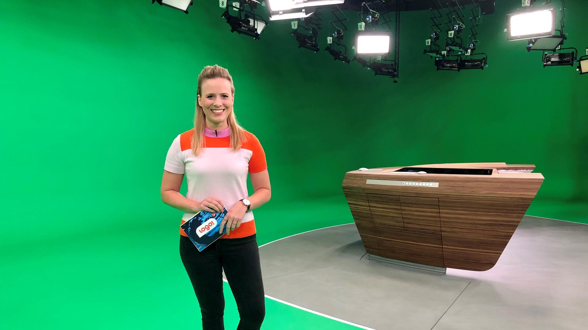 Moderatorin Linda im logo!-Studio