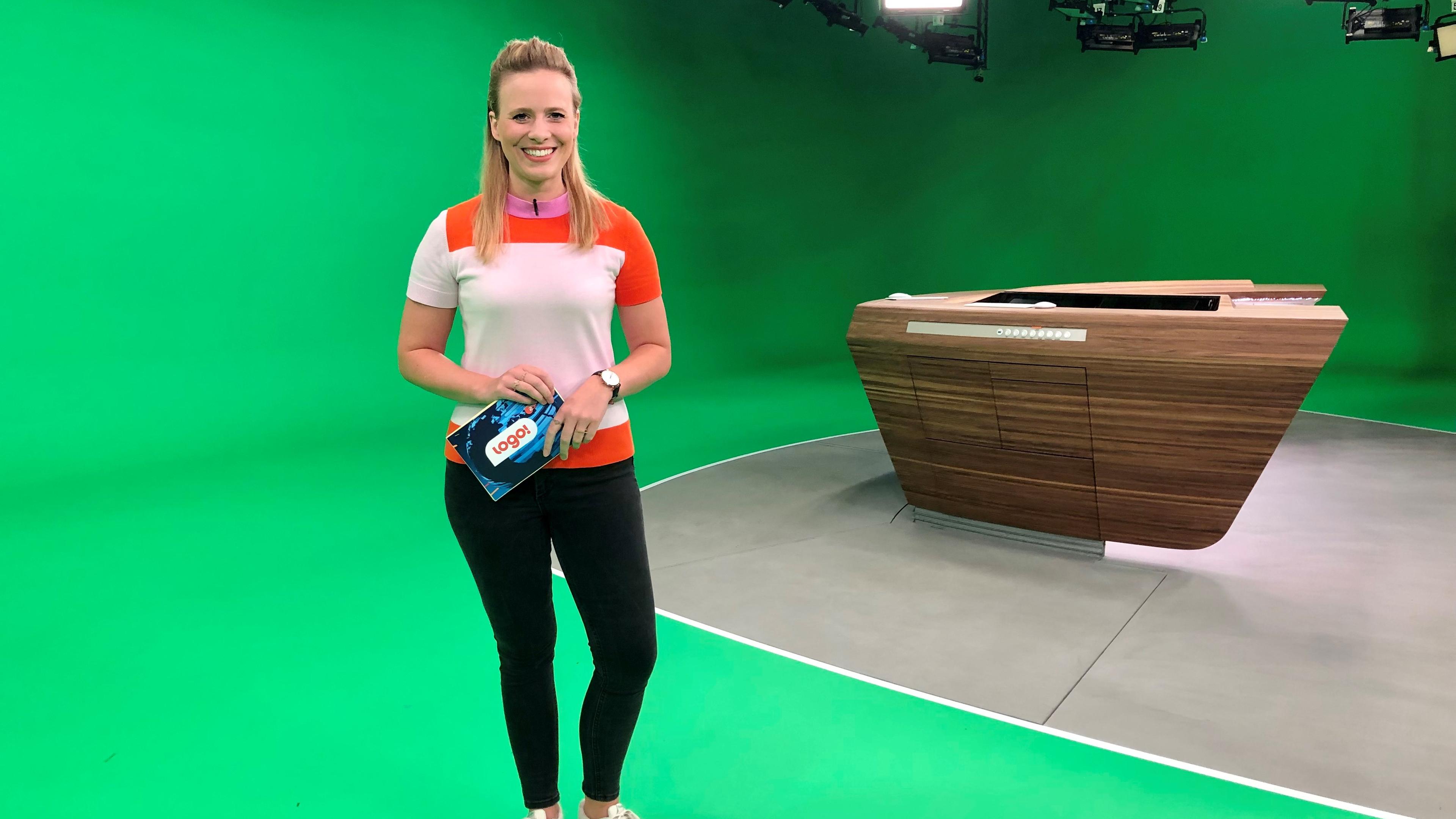 Moderatorin Linda im logo!-Studio