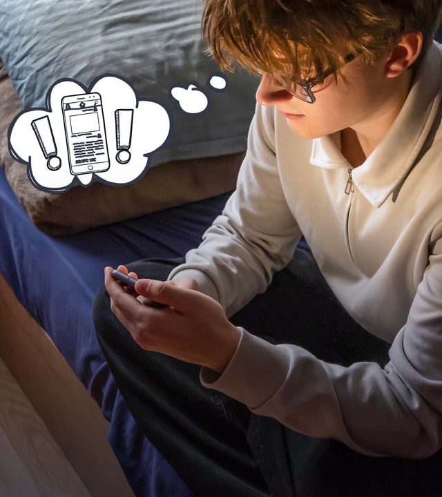 Ein Junge schaut aufs Handy, daneben ein Doodle von einer Gedankenblase, zwei Ausrufezeichen und einem Handy.
