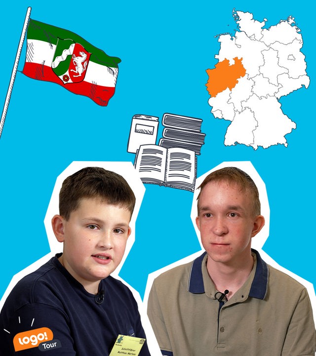 Zwei Jungs sitzen neben einer Deutschlandkarte und der Flagge von NRW. Hinter ihnen sieht man einen Stapel Bücher.