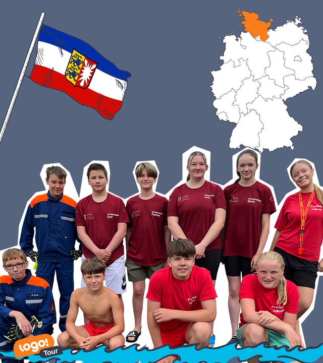 Zehn Kinder stehen neben einer Deutschlandkarte und der Flagge von Schleswig-Holstein.