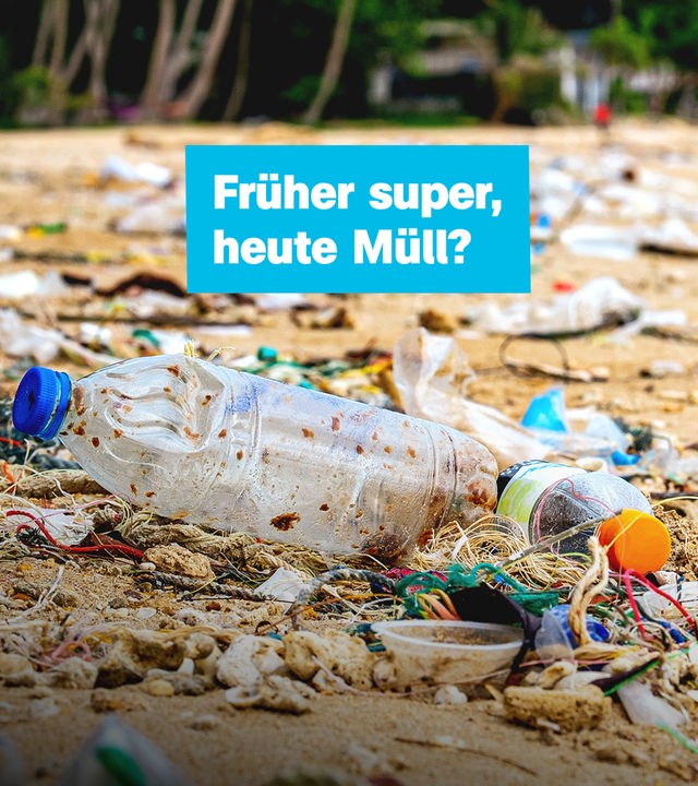 Leere Plastikflaschen und viel Müll liegen im Sand, im Hintergrund erkennt man einen Strand. Rechts der Schriftzug: "Früher super, heute Müll?"