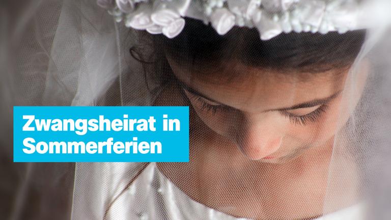 Eine Collage zeigt ein Foto von einem Mädchen, das einen Schleier trägt und nach unten schaut, darüber eine Schriftzug in einer blauen Box: Zwangsheirat in Sommerferien.