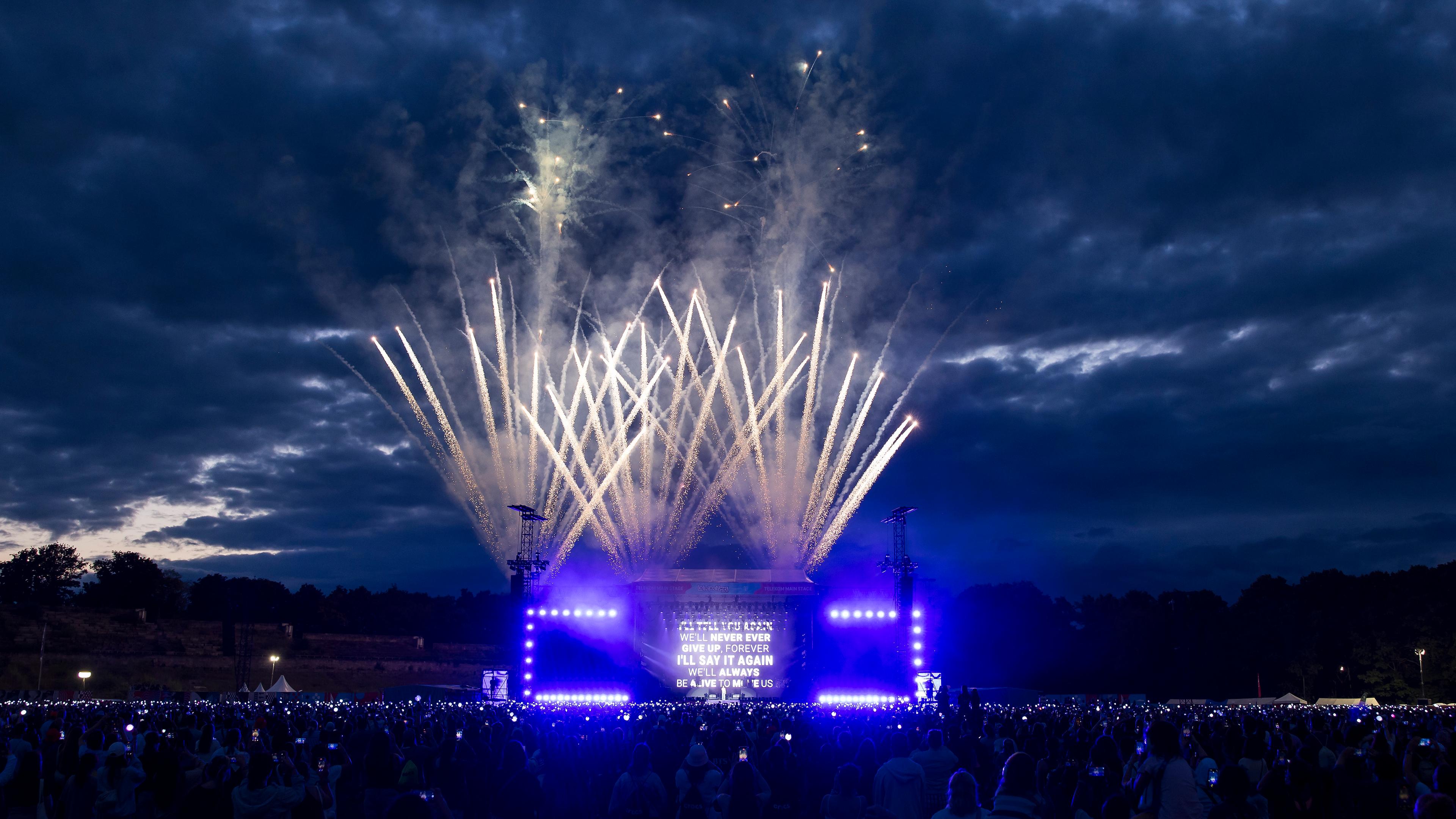Über der Bühne beim Festival ist ein Feuerwerk