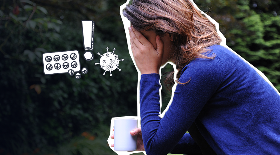 Eine Frau schlägt die Hand vor dem Gesicht zusammen, in der anderen Hand hält sie eine Tasse. Symbole für Tabletten, Coronavirus und Ausrufezeichen. 