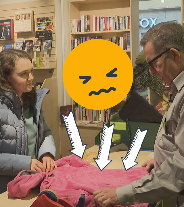 Reporterin Lotte steht an Kasse, pinke Jacke liegt auf Theke, gegenüber ein Mann
