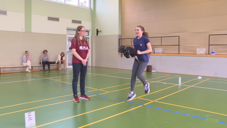 logo!-Reporterin Lotte beim Hobby Horsin