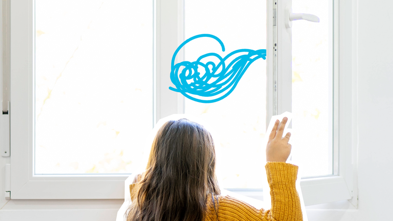 Fenster wird von Mädchen geöffnet