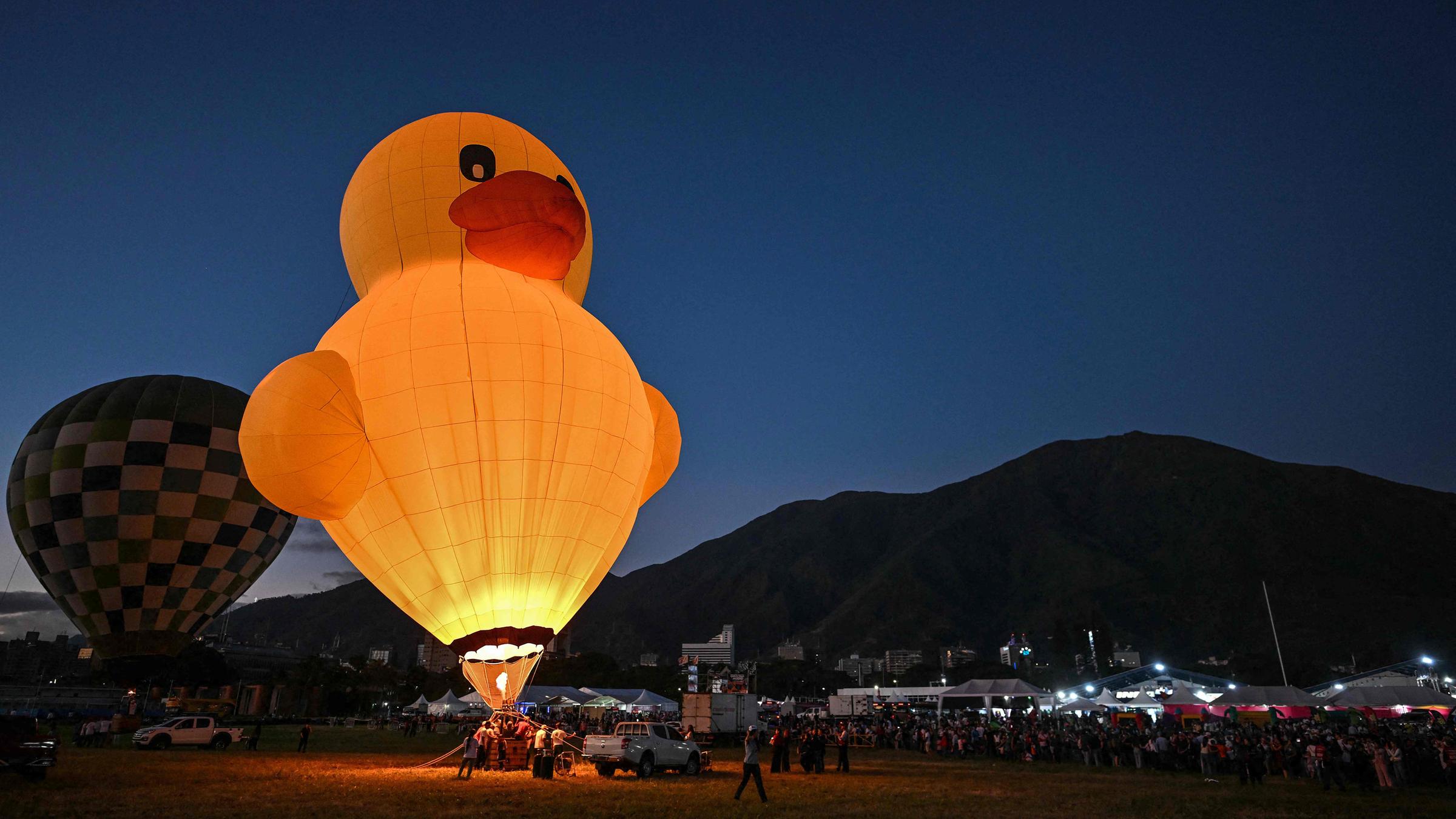 Ein großer, gelber Ballon in Form einer Ente wird auf einer Luftballon-Ausstellung in Venezuela gezeigt