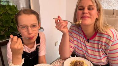 Luise und Isabelle beim Essen
