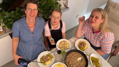 Conny, Luise und Isabelle beim Essen