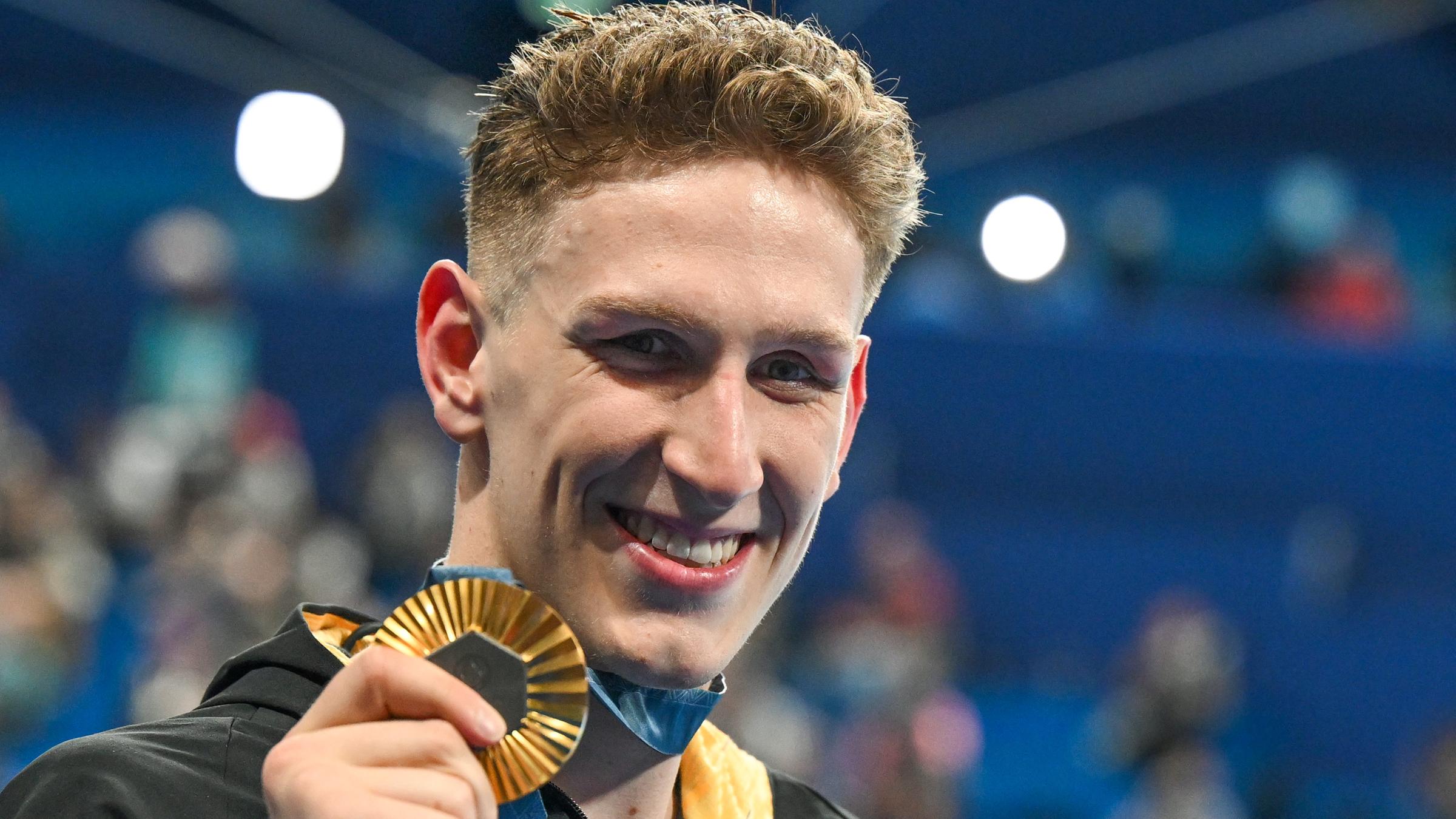 Lukas Märtens hält seine Goldmedaille in der Hand