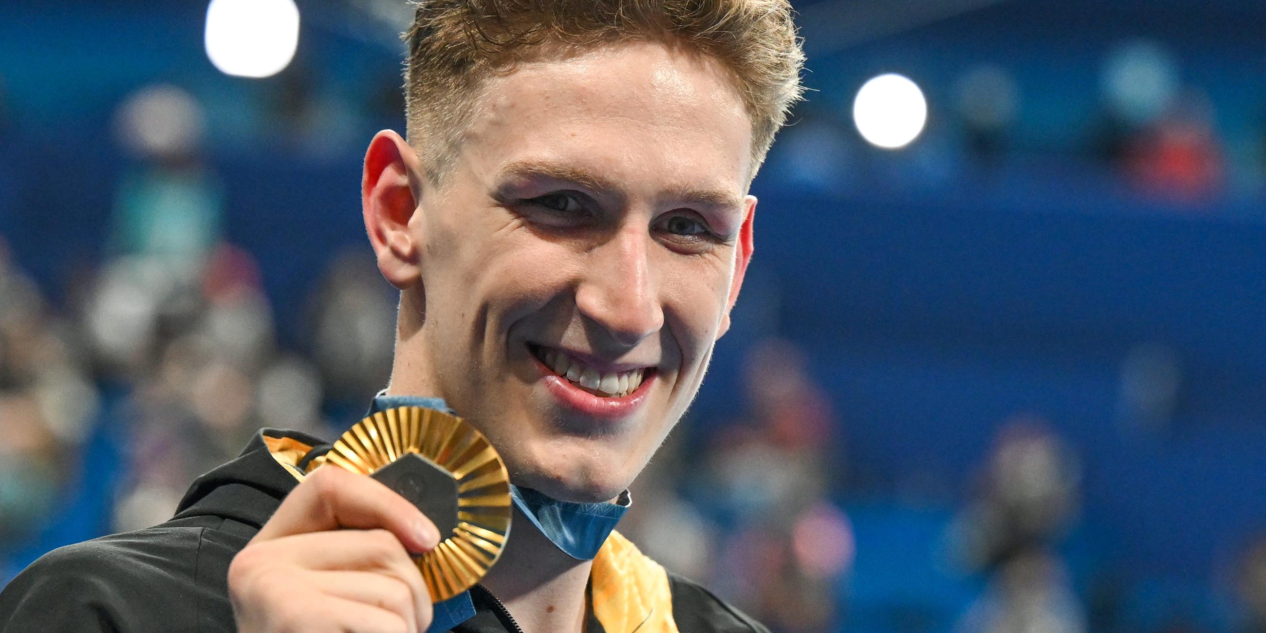 Lukas Märtens hält seine Goldmedaille in der Hand
