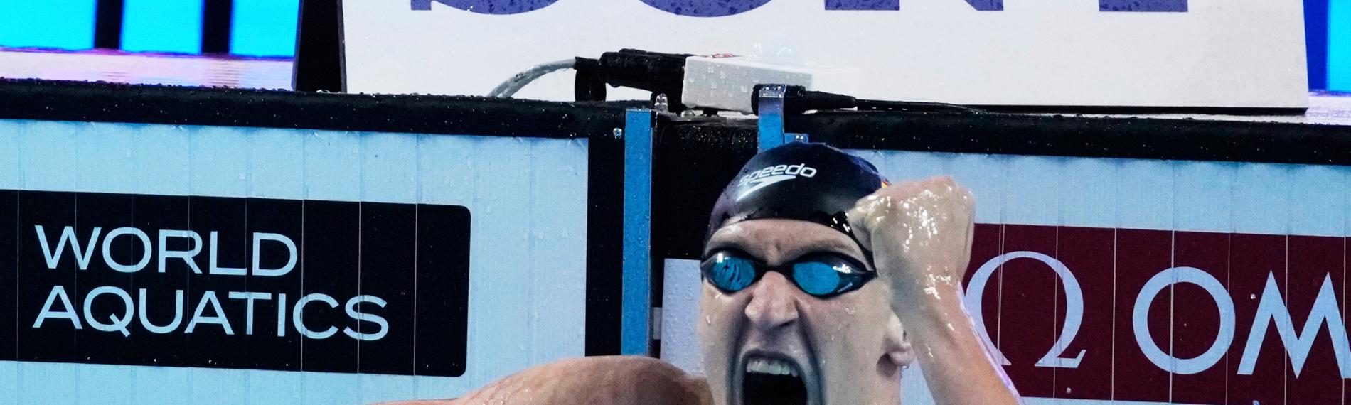 Lukas Märtens im Wasser mit erhobener Faust. 