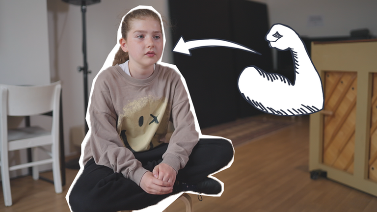 Ein Mädchen sitzt auf einem Stuhl, danaben ein gezeichneter starker Arm und ein Pfeil der vom Arm auf das Mädchen zeigt. 