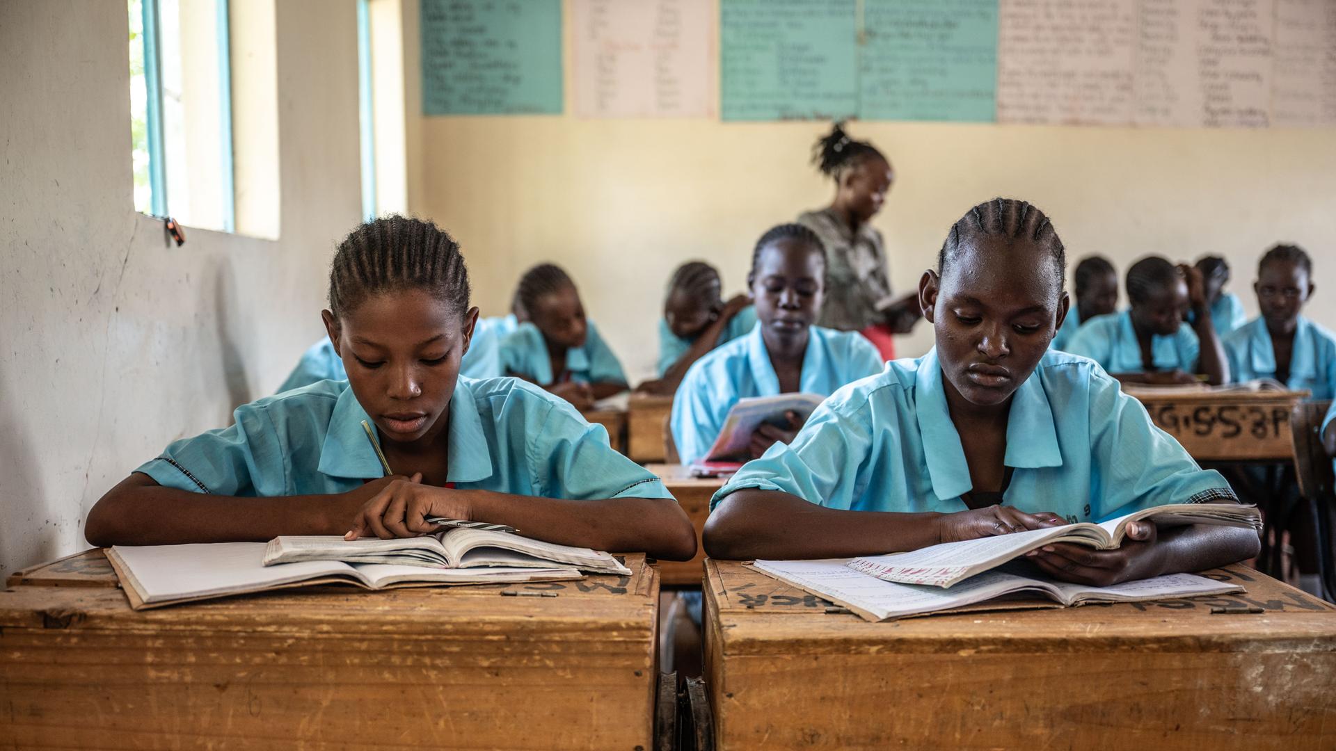 Mädchen sitzen in einer Schule und lernen 